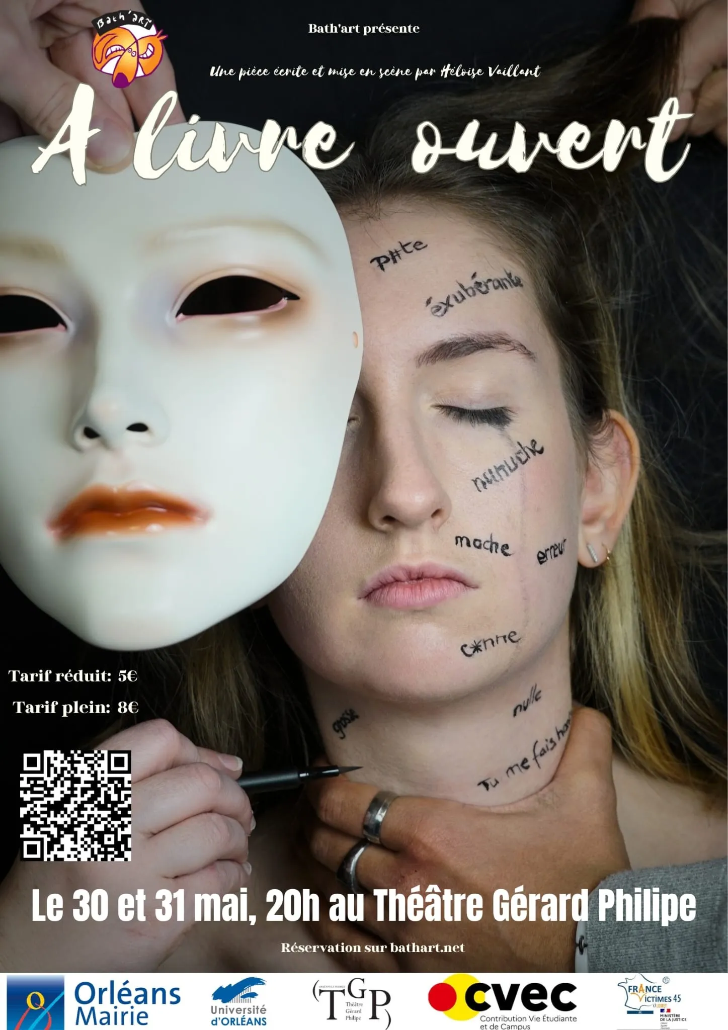 Affiche d’À livre ouvert : une jeune femme aux yeux fermés, le visage couvert de mots insultants écrits au feutre, tient un masque blanc.