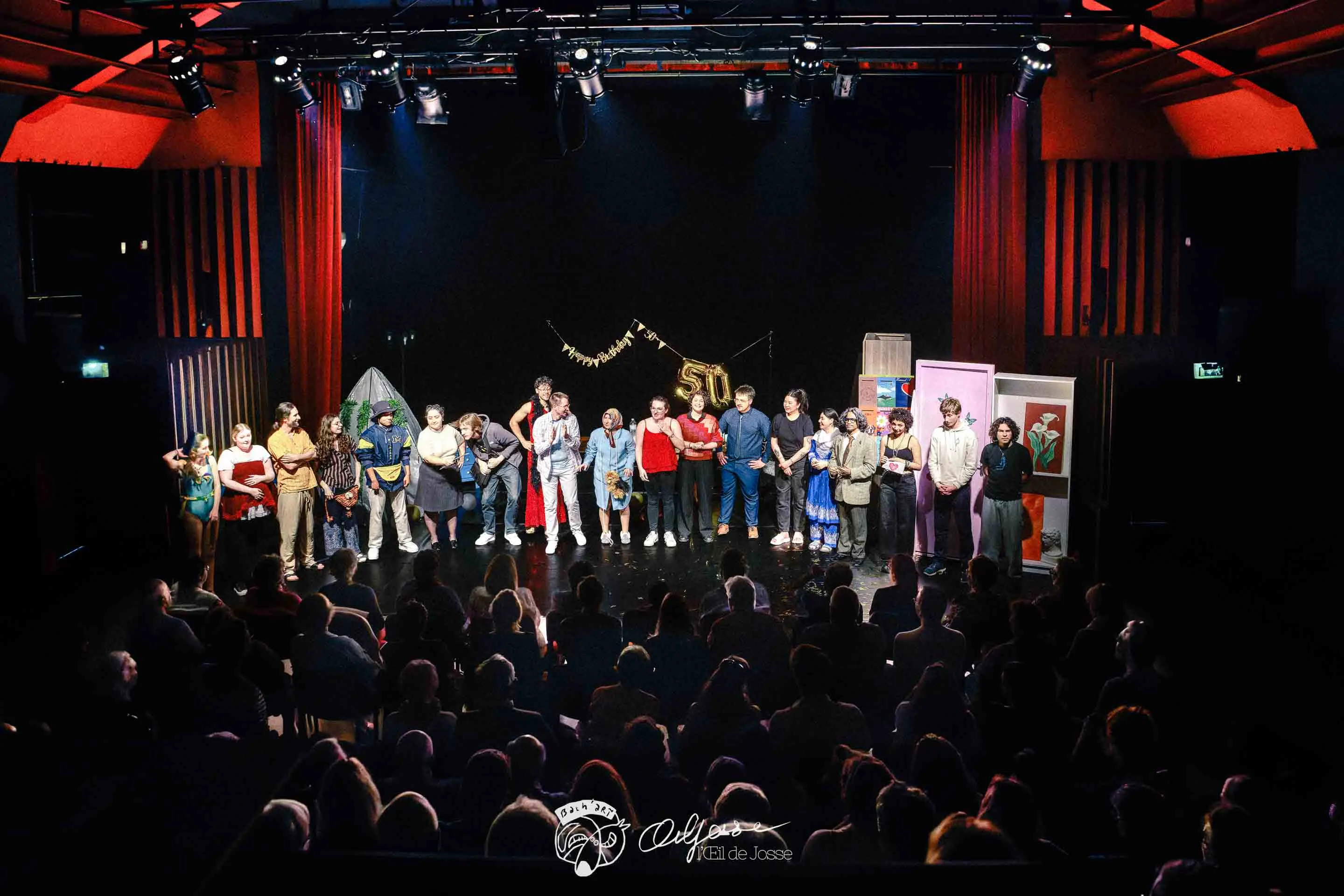 Vue depuis la salle de la Maison des Arts et de la Musique : la troupe salue sur scène, face au public.